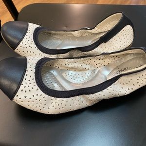 Black and White Flats